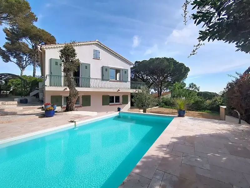 The heated swimming pool of Villa Ricolette surrounded by a sun terrace and Mediterranean planting